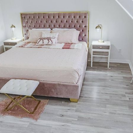 Kitchener-Waterloo Cozy House Villa ภายนอก รูปภาพ