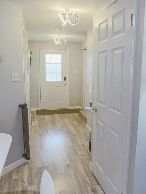 Kitchener-Waterloo Cozy House Villa ภายนอก รูปภาพ