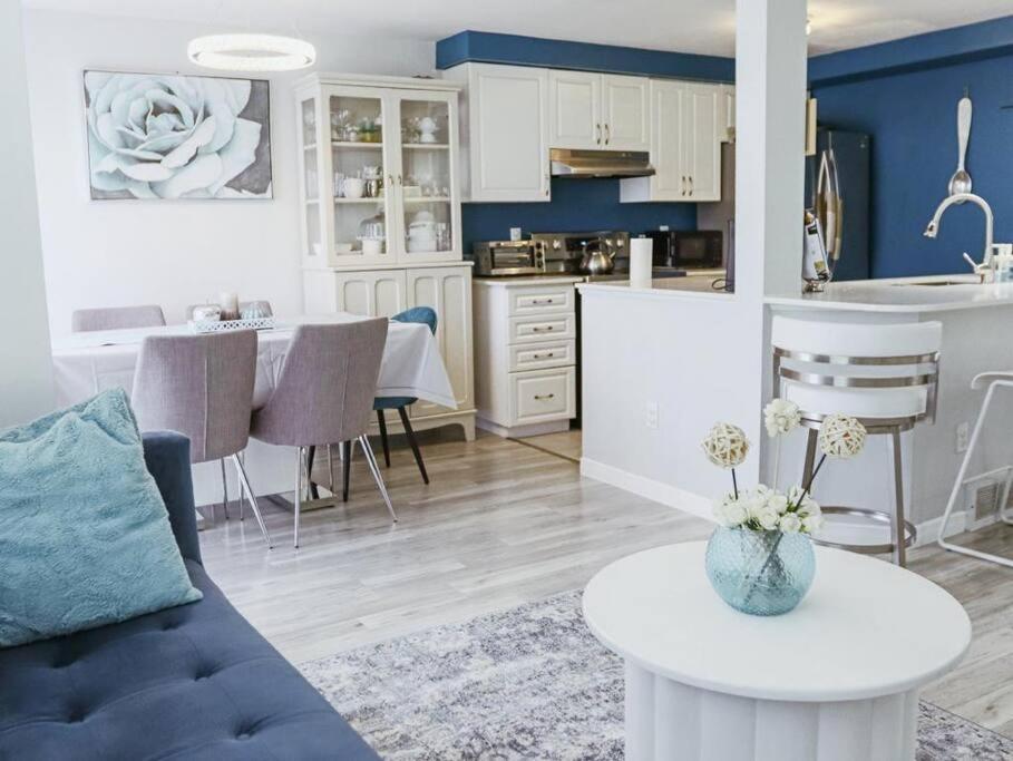 Kitchener-Waterloo Cozy House Villa ภายนอก รูปภาพ