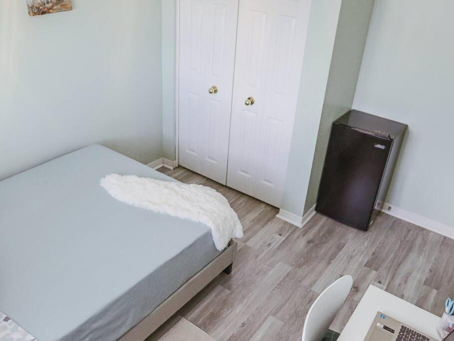 Kitchener-Waterloo Cozy House Villa ภายนอก รูปภาพ