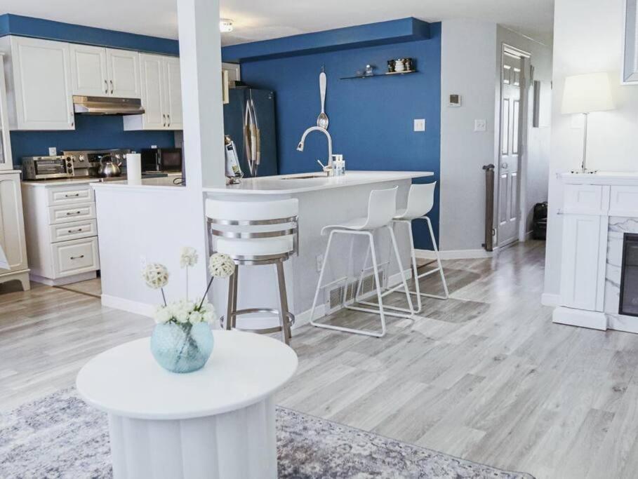 Kitchener-Waterloo Cozy House Villa ภายนอก รูปภาพ