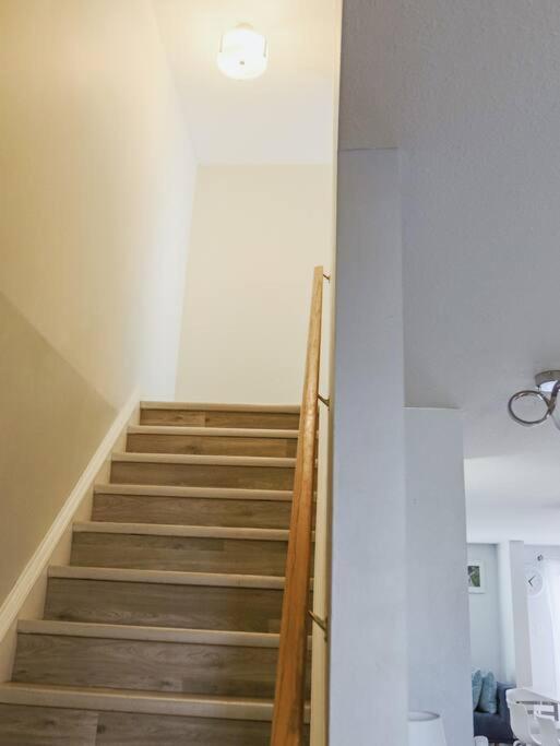 Kitchener-Waterloo Cozy House Villa ภายนอก รูปภาพ