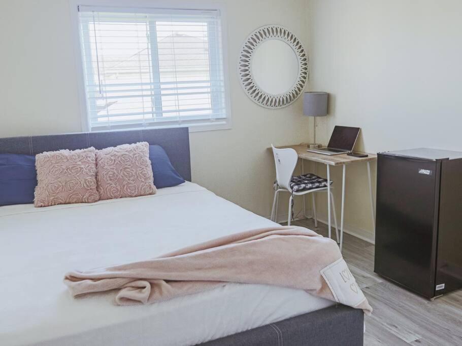 Kitchener-Waterloo Cozy House Villa ภายนอก รูปภาพ